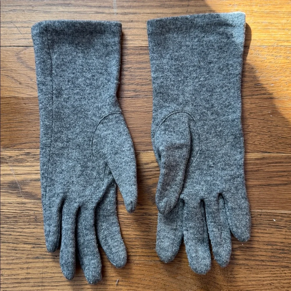 🧤Women’s light gray wool/cashmere gloves. Size S.